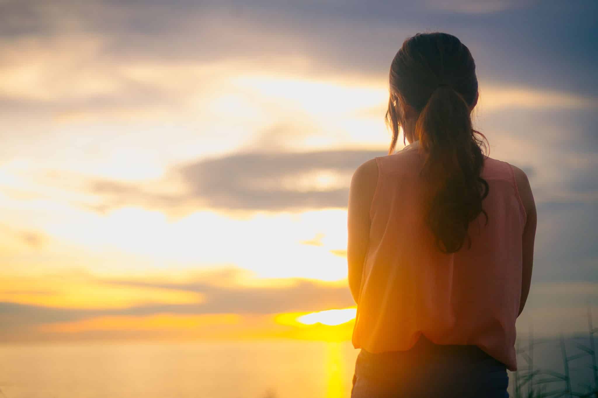 Regard vers l'horizon et liberté retrouvée